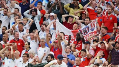 Suporter Timnas Inggris kala menyaksikan tim kesayangannya di stadion.
