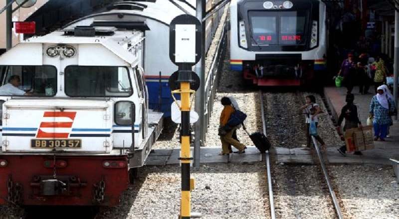 5 Kereta berhenti di stasiun jatinegara.