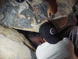 Anisa Terpeleset di Pantai Padang Saat Ambil Ponsel