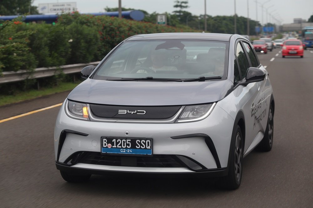 Siap-siap, mobil listrik BYD bakal dikirim ke konsumen bulan ini.