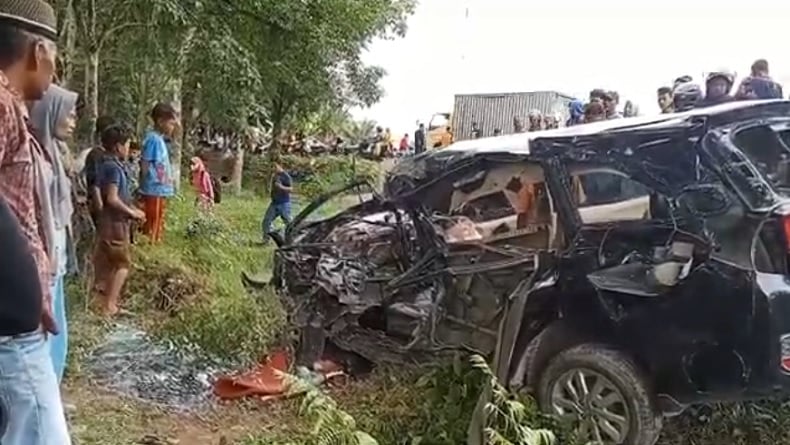 Mobil Dihantam Kereta