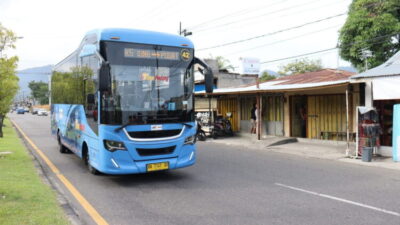 Warga Bungus Teluk Kabung Antusias Sambut Kedatangan Bus Trans Padang
