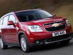 Masalah Mekanik hingga Cuaca, Faktor Mobil Mogok di Rel Kereta