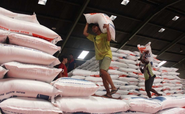 Harga beras mahal bikin pedagang tekor.