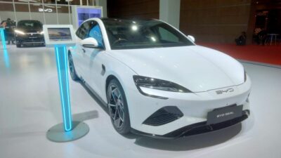 BYD minta maaf terlambat kirim mobil ke konsumen.
