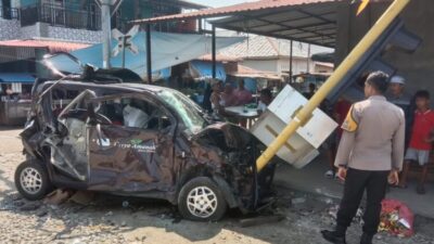 Mobil Terbalik Terseret Kereta Api di Padang Pariaman