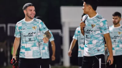 Calvin Verdonk kala membela Timnas Indonesia.