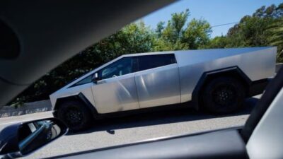 Heboh 34 unit Tesla Cybertruck jadi sasaran aksi vandalisme, dengan pesan berisi umpatan ke Elon Musk.