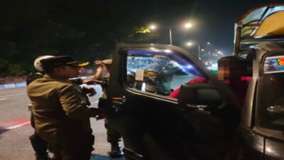 Penertiban Trotoar di Padang, Kendaraan dan PKL Diamankan