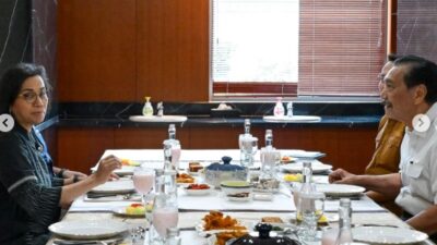 Momen Sri Mulyani dan Luhut makan nasi padang bersama.