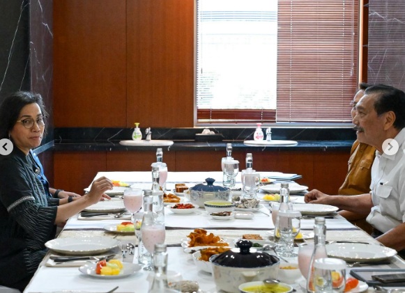 Momen Sri Mulyani dan Luhut makan nasi padang bersama.