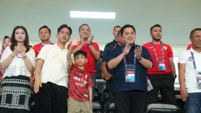 Ketum PSSI, Erick Thohir dan Wali Kota Solo, Gibran Rakabuming menyaksikan Timnas Indonesia U-16.