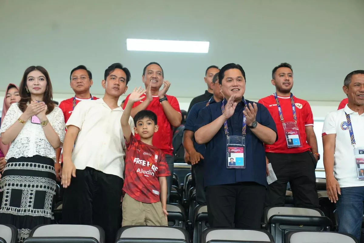 Ketum PSSI, Erick Thohir dan Wali Kota Solo, Gibran Rakabuming menyaksikan Timnas Indonesia U-16.