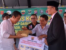 Pemko Pariaman Serahkan Bantuan Uang Tunai Rp 100 Juta ke Kabupaten Agam