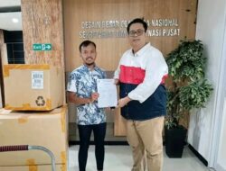 Kota Pariaman Terima Bantuan Bola Kaki Berstandar FIFA dari Kemenpora RI