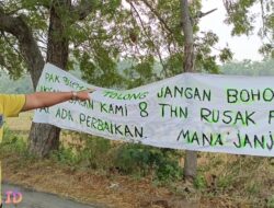 Geram, Warga Mojowarno Kaliori Pasang Spanduk Bertuliskan “Tagih Janji Bupati” di Jalan Rusak