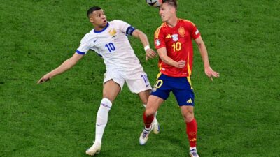 Dani Olmo saat berduel dengan Kylian Mbappe di laga Spanyol vs Prancis