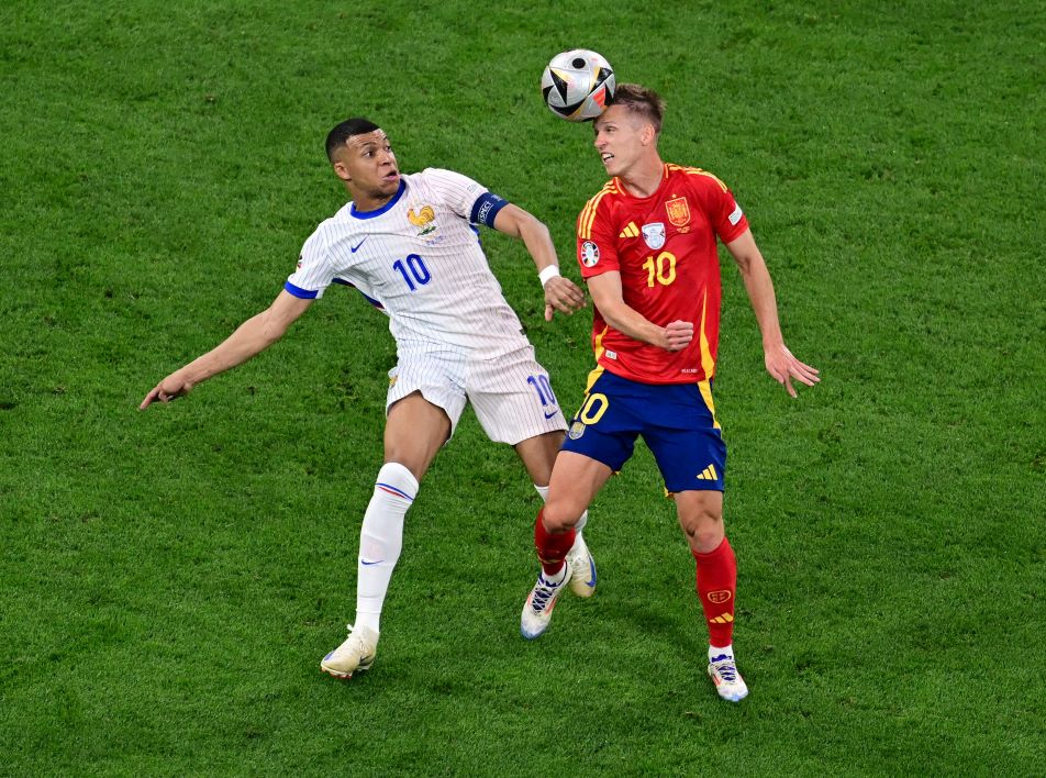 Dani Olmo saat berduel dengan Kylian Mbappe di laga Spanyol vs Prancis