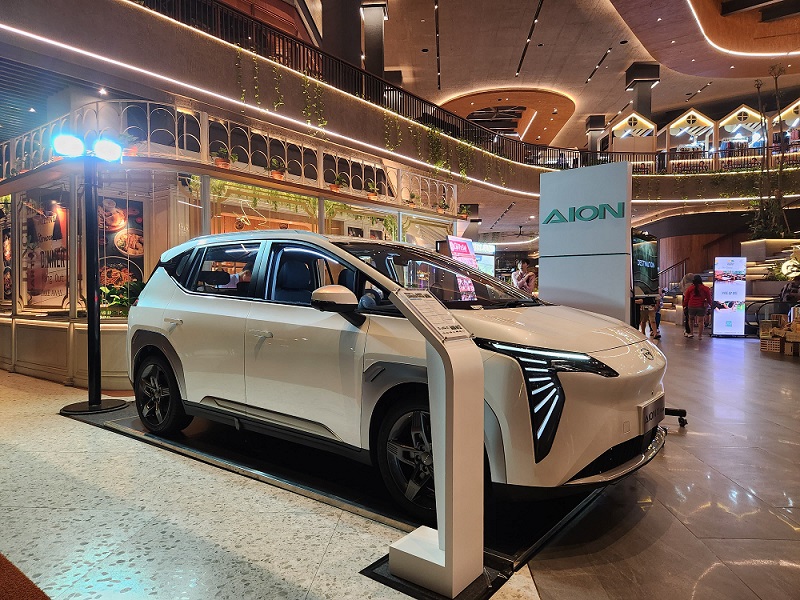 Aion Y Plus mejeng di mal