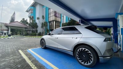 Tips merawat baterai mobil listrik agar awet.