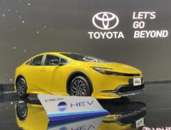 Prius Hybrid Generasi Kelima Tampil Modern di PameranGIIAS 2024