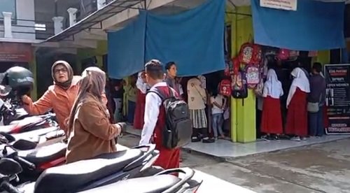 Toko Baju Sekolah Ramai Pengunjung.