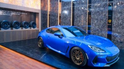 Konsep bengkel mobil saat ini berubah menjadi tempat nongkrong (hangout) mengasyikan.