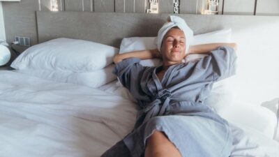 Tidur dengan Rambut Basah, Waspada Iritasi dan Jerawat