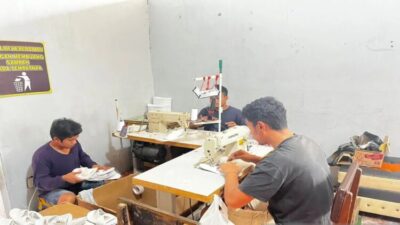 Program Produktif Lapas Bukittinggi, WBP Produksi Sandal Hotel Berkualitas