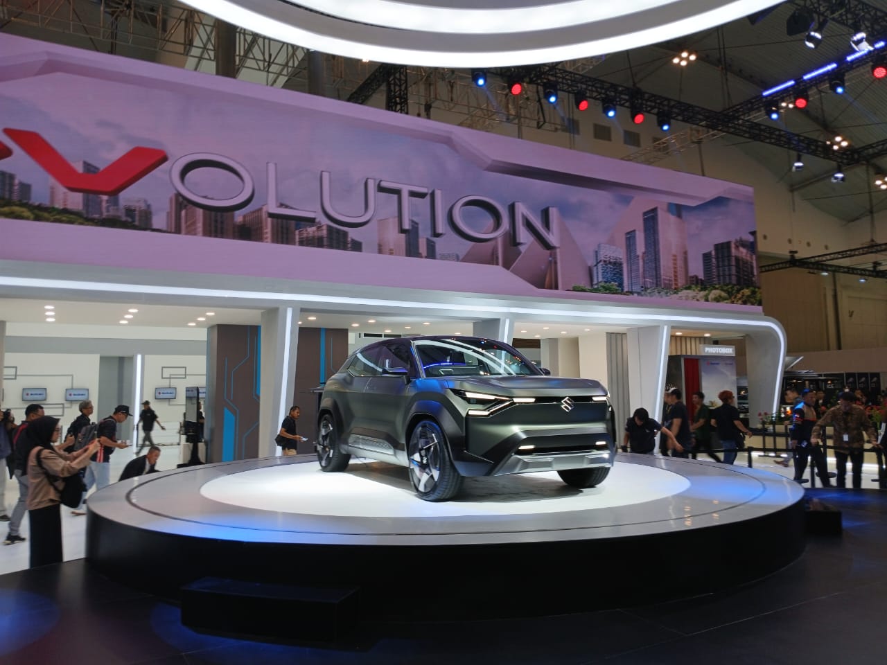 Suzuki memamerkan mobil listrik konsepnya yakni eVX pada gelaran GIIAS 2024 di ICE BSD City, Tangerang, Rabu (17/7/2024).