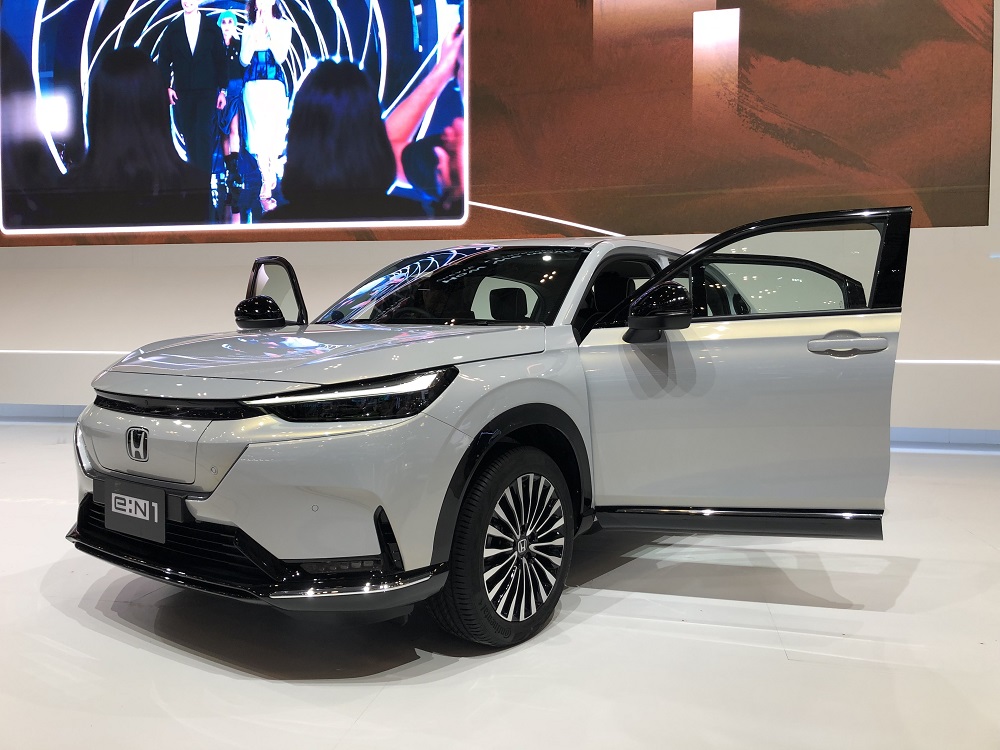 Pada GIIAS 2024, Honda memamerkan mobil listrik e:N1.