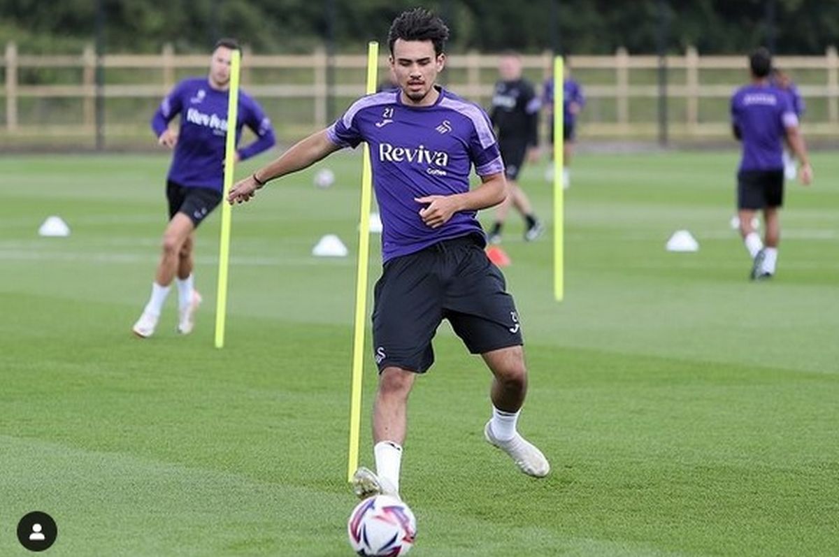Momen Nathan Tjoe-A-On latihan bersama Timnas Indonesia.