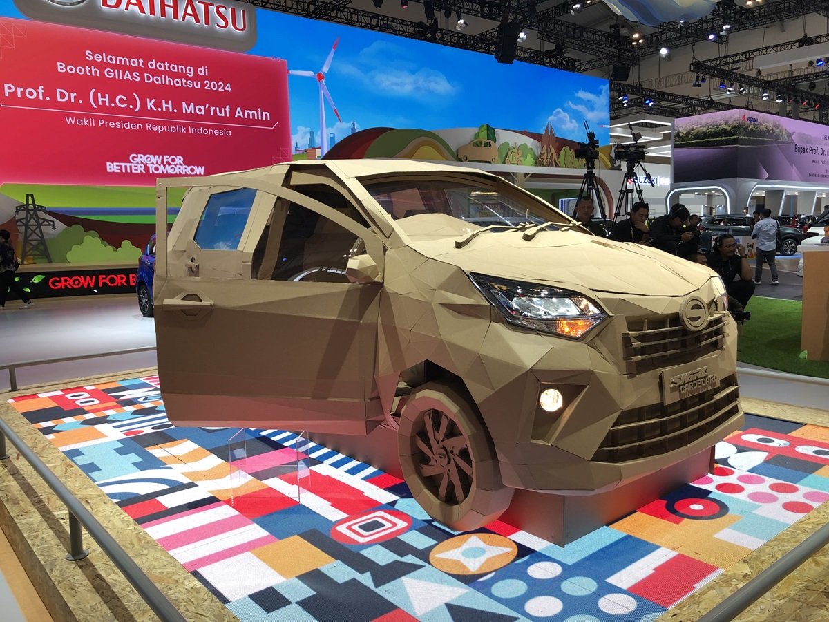 Daihatsu Sigra terbuat dari kardus pada GIIAS 2024.