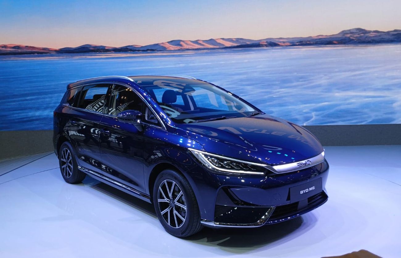 PT BYD Motor Indonesia memamerkan salah satu produk terbaiknya M6 di GIIAS 2024
