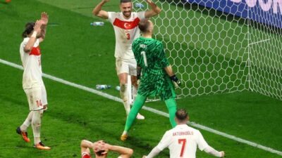 Turki melaju ke perempat final usai menang 2-1 lawan Austria di 16 besar Euro 2024. Merih Demiral jadi pahlawan kemenangan dengan dua golnya. (foto: REUTERS)