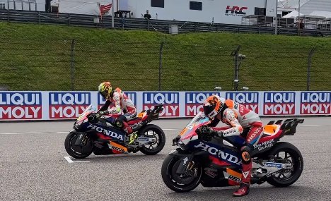 Joan Mir dan Luca Marini belum mampu selamatkan Repsol Honda dari keterpurukan.