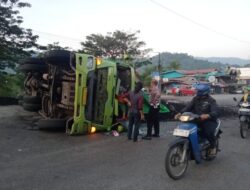 Kecelakaan Truk di Indarung, Batu Bara Tumpah di Jalan