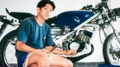 Ariel Noah pamer motor pertamanya yakni Suzuki RGR 150.