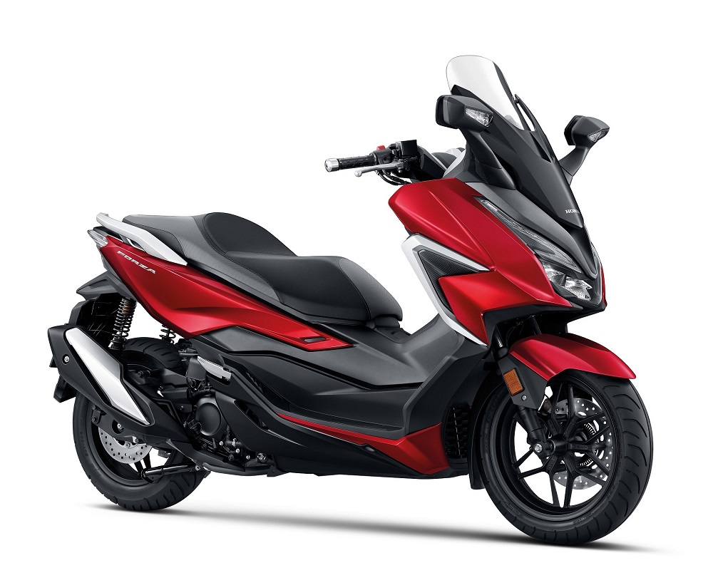 Perbandingan harga motor bekas Honda Forza dan Yamaha XMax.