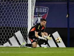 Kiper FC Dallas Maarten Paes Berusaha Mengatasi Kendala Regulasi untuk Timnas Indonesia