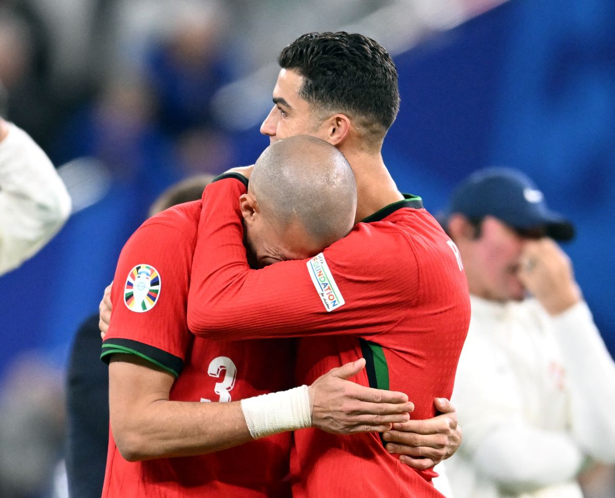 Cristiano Ronaldo memeluk Pepek yang menangis kelar laga Portugal vs Prancis di perempatfinal Euro 2024.