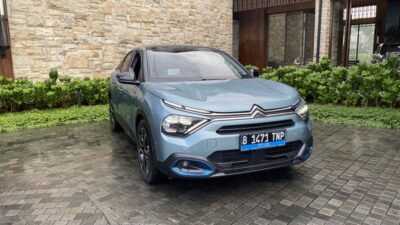 Diimpor dari Spanyol, harga mobil listrik Citroen E-C4 tembus Rp1 miliar.