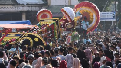 Masyarakat dan Pengunjung Tumpah Ruah Saksikan Tabuik Naik Pangkek