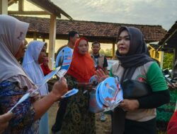 Relawan Mas Dar Terus Bergerak, Bagikan Kipas ke Pedagang Pasar Tiban Karangasem Rembang