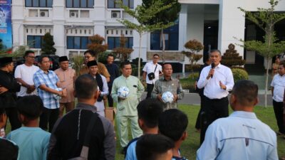 Pj.Wako Roberia Serahkan Bola Kaki Bantuan Kemenpora ke SSB di Kota Pariaman Sekaligus Launching Liga SSB