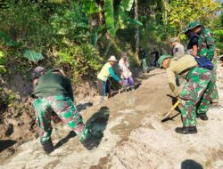 TNI Tak Hanya Berperang Juga Handal Mengaduk Semen dan Pasir