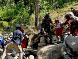 Personil TNI Gendong Anak-anak SD Sebrangi Sungai: Joko Purnomo, Kami Siap!