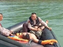 Gelombang Tinggi di Pantai Padang, Tim SAR Selamatkan Nelayan