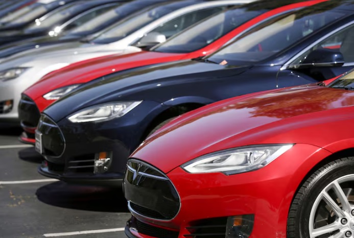 Mobil otonom Tesla tabrak pengendara motor hingga tewas.