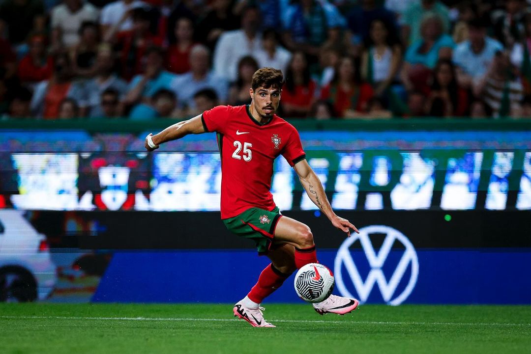 Pedro Neto selangkah lagi bergabung dengan Chelsea.